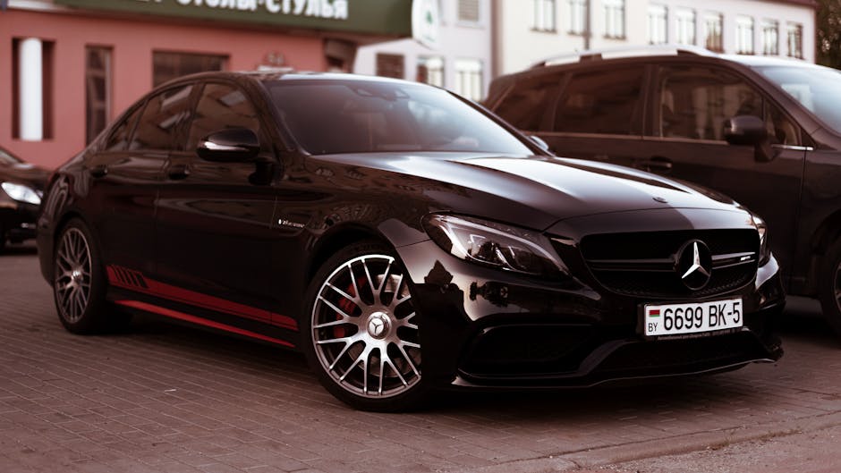 Elegantni crni Mercedes C-klase parkiran na urbanom pločniku